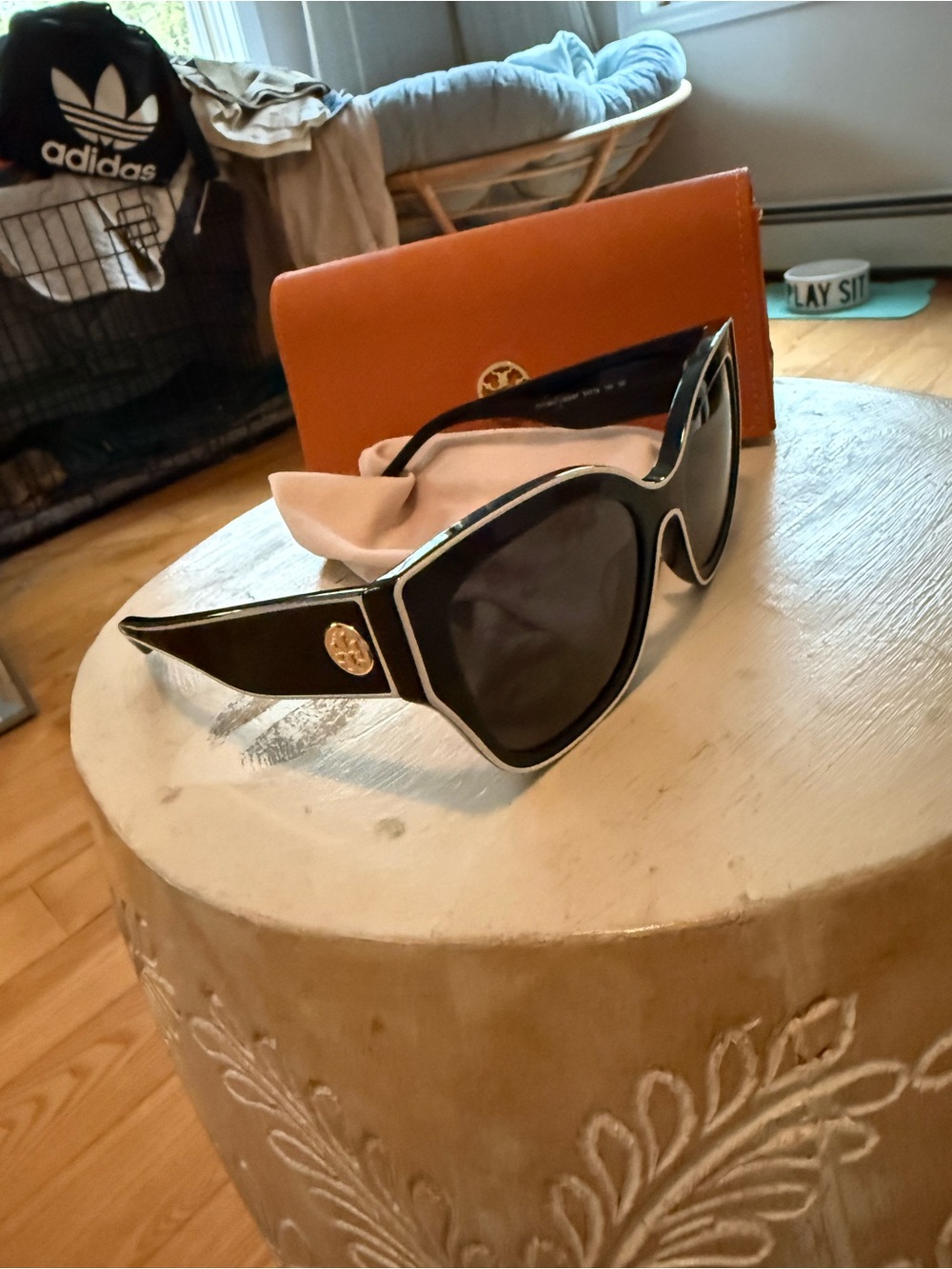 Tory Burch Black Cat-Eye Sunglasses with Orange Logo Case - Picture 4 of 4